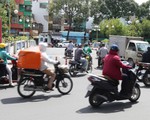 Bất chấp biển cấm, xe máy ầm ầm nối đuôi chạy ngược chiều tại TP.HCM