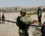 Mexico bắt đầu tuần tra biên giới, bắt gần 800 người di cư không giấy tờ
