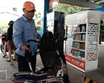 Giá xăng RON95 giảm hơn 1.000 đồng/lít