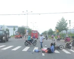 Xe khách tông xe máy, người chồng bị thương ôm thi thể vợ khóc thảm