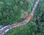 Đèo Bảo Lộc sạt lở nhiều giờ, xe nằm chờ dọc tuyến đường