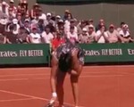 Tay vợt Trung Quốc bị đánh bóng trúng mặt ở Roland Garros