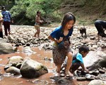 Ngôi trường dạy học sinh ra sông bắt cá, vào rừng sinh tồn