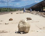 Dân đặt hàng trăm đá tảng chặn xe dự án nhà máy điện mặt trời