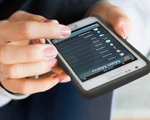 Người trẻ bị mọc sừng do... xài smartphone