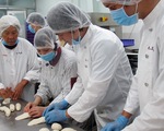 Muốn đóng Vua bánh mì, cả đoàn phim đi học làm bánh