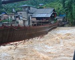 Lũ bất ngờ ở Lào Cai làm lật cầu treo tại xã Bản Hồ