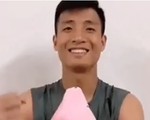 Bùi Tiến Dũng ôm heo hồng, quay video chúc sĩ tử thi tốt