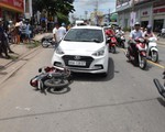 Tông và kéo lê xe cảnh sát cả cây số khi bị kiểm tra ma túy