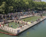 Paris mở cửa công viên, hồ bơi suốt đêm cho dân chống nóng