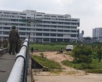 Thi thể nhiều vết thương mặc áo Grabbike nằm sát bờ kênh