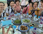 Điểm thi bao cơm trưa cho thí sinh, có đủ thịt, cá, sữa