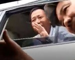 Xe biển đỏ giành lối... đi lùi trên đường dẫn cao tốc