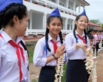 Chiến sĩ tình nguyện trao học bổng cho học sinh Lào