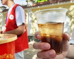 Học sinh đàn em tặng nước mát cho học sinh đàn anh đi thi