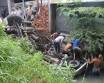 Đưa lên 4 người chìm trong xe rơi từ cầu Hàm Luông, một người đã chết