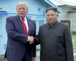 Ông Trump bước qua biên giới gặp chủ tịch Kim Jong Un