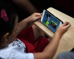 YouTube cấm trẻ livestream một mình, tránh những kẻ ấu dâm