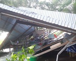 Mưa lớn kèm lốc xoáy làm tốc mái, sập 150 căn nhà ở An Giang