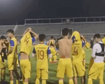 Video đội tuyển Việt Nam ra sân tập trước trận chung kết King’s Cup
