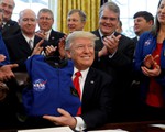 Ông Trump muốn lên sao Hỏa hơn là Mặt trăng