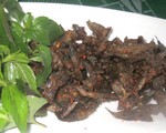 Gắp con cá bã trầu chiên muối ớt rồi chấm mắm chua cay, ngon hết ý kiến