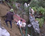 Video: Mưa lớn ở Lào Cai gây sạt lở, ách tắc giao thông và hư hại nhiều nhà dân