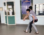 Tài xế xe ôm không lấy tiền của sinh viên mất hai chân: 