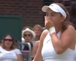 Lần thứ hai giao bóng trúng đồng đội ở Wimbledon 2019, Ostapenko khiến khán giả cười ngất