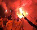 CĐV Thanh Hóa đốt pháo sáng ăn mừng vô địch U17 quốc gia 2019