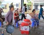 Mua hàng giá rẻ tại nhà văn hóa, hàng trăm người ùn ùn đem trả