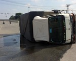 Xe tải lật ngang, gần 3.000 lít hóa chất rò rỉ ra cống thoát nước