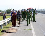 Đang đi bộ về nhà, người đàn ông bị ôtô tông biến dạng