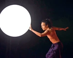 Xuân Lê lướt trên đôi giày patin như người thường đi trên mặt đất