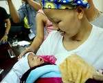 Hai mẹ con chị Liên và bé Bình An cùng ra viện về nhà