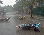 Mưa dông ở Hà Nội quật xe máy ngã lăn lóc