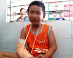 Khởi tố thanh niên cướp tiền, đánh gãy tay cậu bé bán vé số