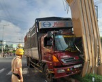 Xe tải tông cổng chào Mỹ Tho, thiệt hại hơn 1 tỉ đồng