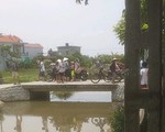 Lao xuống kênh khi đạp xe qua cầu, hai em nhỏ chết đuối thương tâm