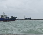 Tàu chở hàng chục tấn dầu không rõ nguồn gốc chìm ở cảng Phú Quý