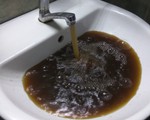 Ngủ dậy tá hỏa thấy nước máy hóa đen đặc như... cà phê!