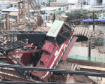 Video: Cần cẩu công trình đổ sập đè nhà dân, 3 người may mắn thoát chết
