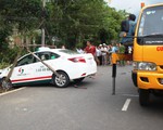 Taxi tông mạnh khiến xe máy vỡ nát, hai cô cháu văng ra đường tử vong