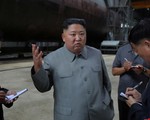 Ông Kim Jong Un thanh tra hệ thống vũ khí của tàu ngầm mới