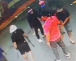 Bắt hai cha con đại ca giang hồ ném bình gas, nổ súng truy sát người
