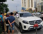 Người vi phạm cù nhầy cố thủ trong ô tô, xử lý sao?