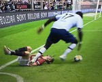 CĐV Manchester United mắng nhiếc Sissoko vì đạp Daniel James thô bạo