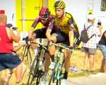 Hai tay đua  bị loại khỏi Tour de France vì xô xát ‘nhẹ’ khiến CĐV ‘bất bình’