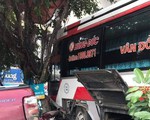 Xe khách xuống dốc lao vào xe máy, ôtô trên đường, 2 người tử vong