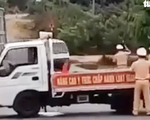 Video: Xe 12 chỗ lao thẳng vào CSGT đang chốt chặn trên đường